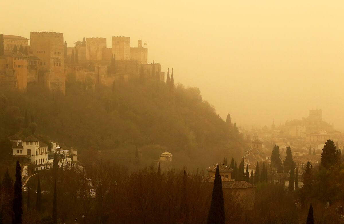 La Alhambra de Granada, con el cielo cubierto por polvo en suspensión procedente del desierto del Sáhara. EFE/Pepe Torres