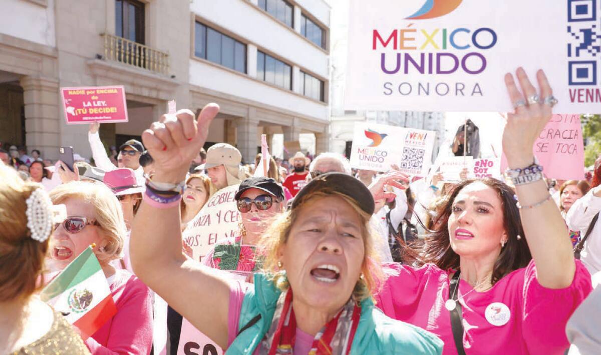 Asistentes a la marcha en Hermosillo se manifiestan a favor de la democracia y la libertad. FOTO: TEODORO BORBÓN