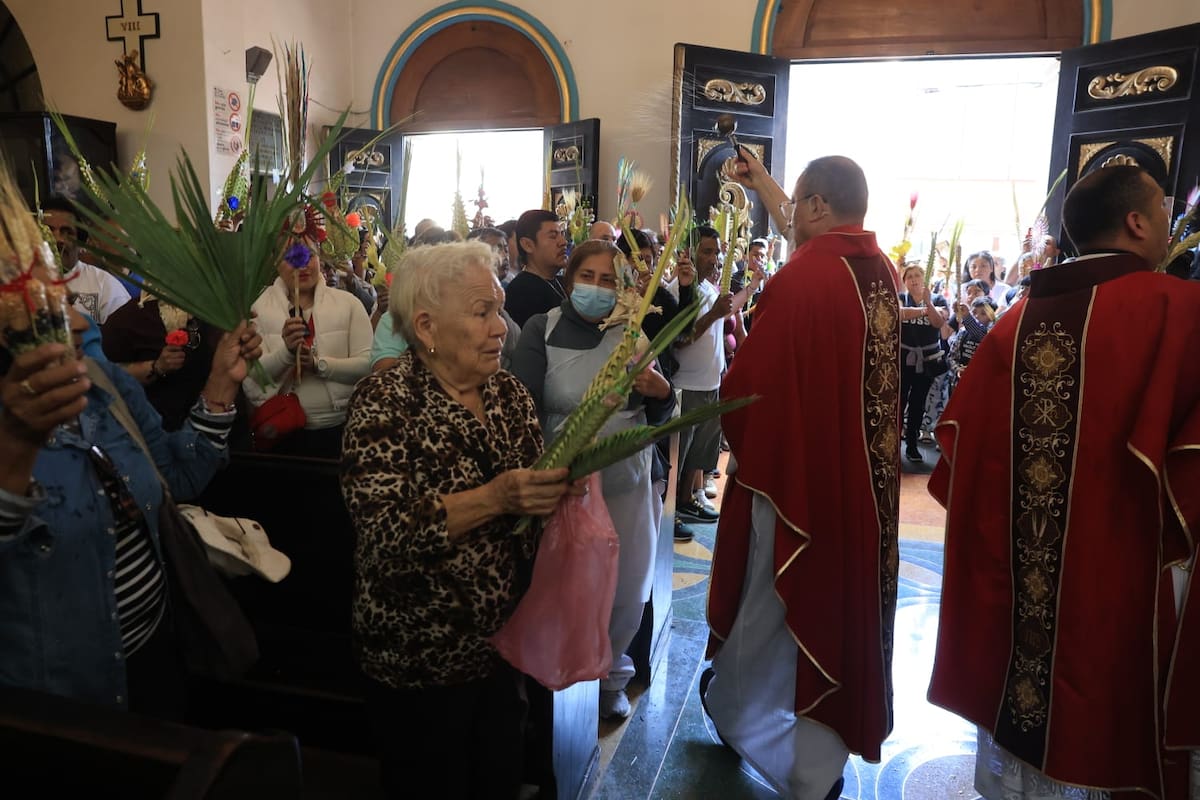 Cientos de personas acudieron al recinto religioso para participar en la misa que marca el inicio de la Semana Santa. Foto: Sergio Ortiz