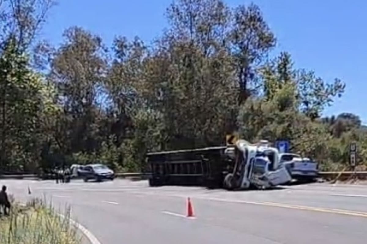 Volcadura de tráiler en San Antonio de las Minas deja dos personas lesionadas