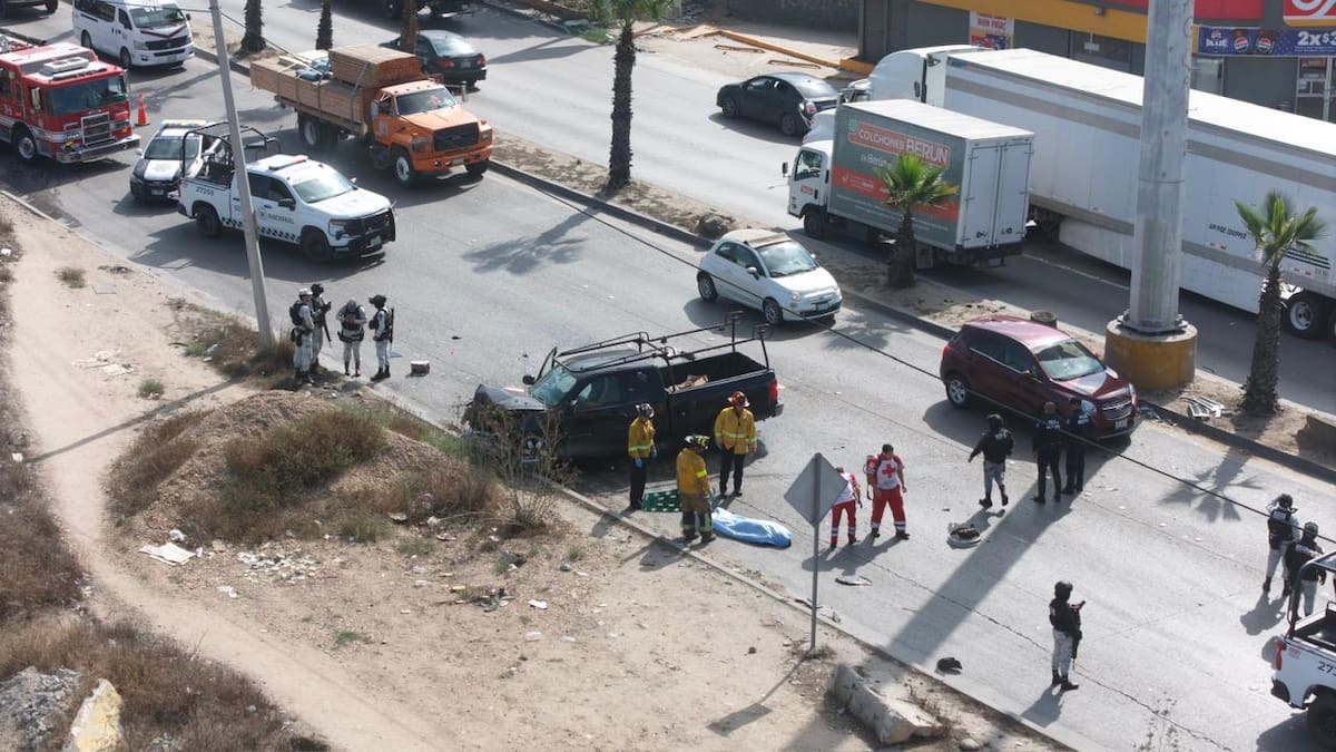 La unidad cruzó al carril opuesto y terminó chocando contra un muro de contención. Foto: Border Zoom