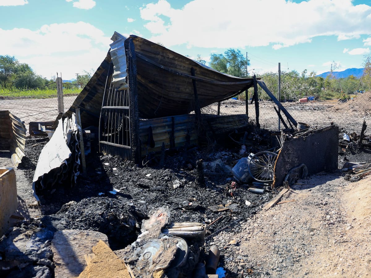 El incendio ocurrió alrededor de las 20:10 horas, poco después de que regresó de su jornada de trabajo y una vez en su casa encendió la televisión, después de un momento dijo que un posible cortocircuito provocó el fuego l Foto: Juan J. Morales
