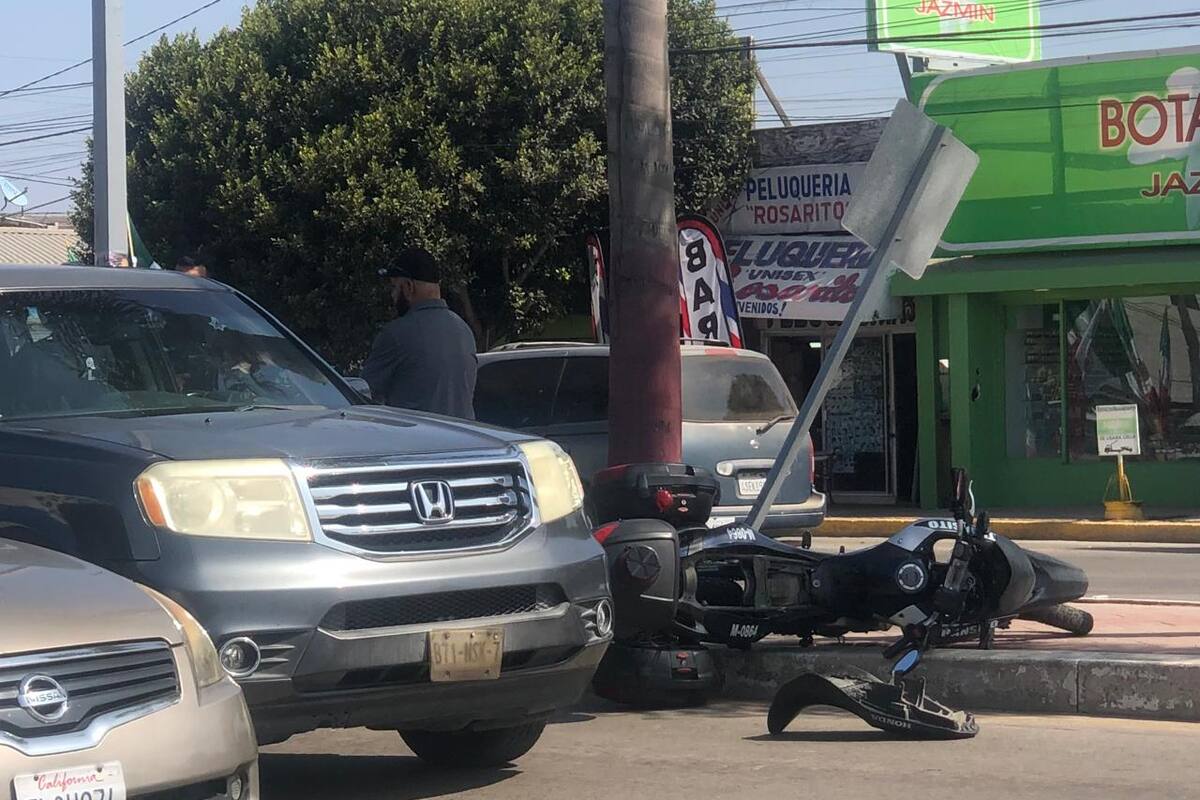Vehículo embiste motocicleta de la Policía en Rosarito