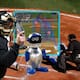 Cansado de las quejas en el diamante, un japonés de 58 años construye un robot umpire portátil que analiza la trayectoria de cada lanzamiento para marcar bolas y strikes