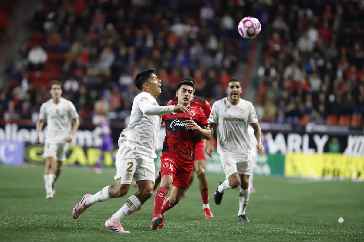 Xolos y Toluca brindaron un pobre espectáculo con un 0-0 que beneficia a ambos en sus intenciones en él Apertura 2025. Foto: AGP Deportes