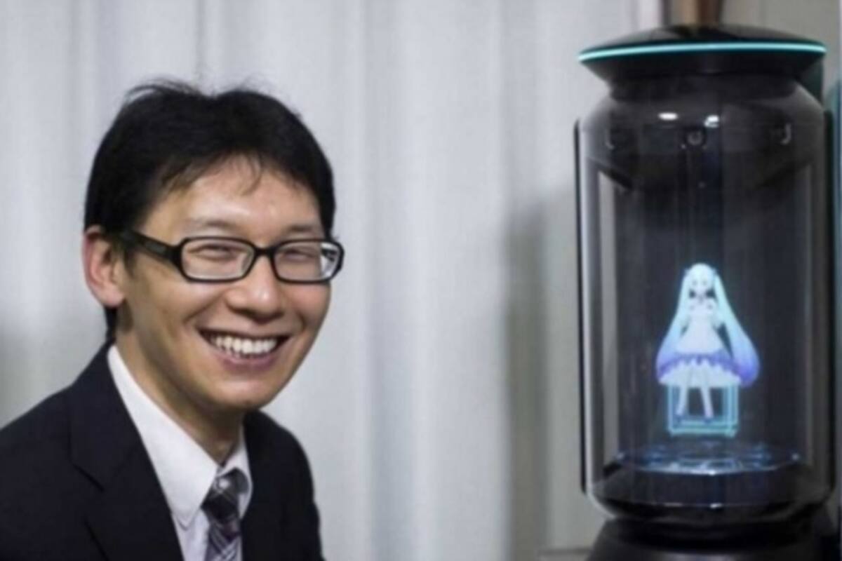 Japonés se casa con un holograma; se actualiza el sistema y la pierde