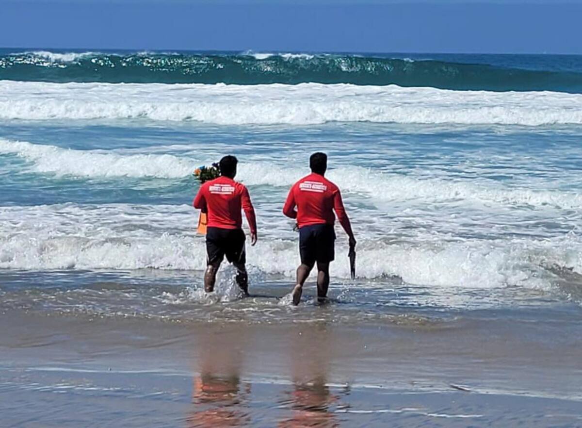 También ofrecieron una ofrenda floral a los salvavidas que se adelantaron en el camino arrojándola al mar.