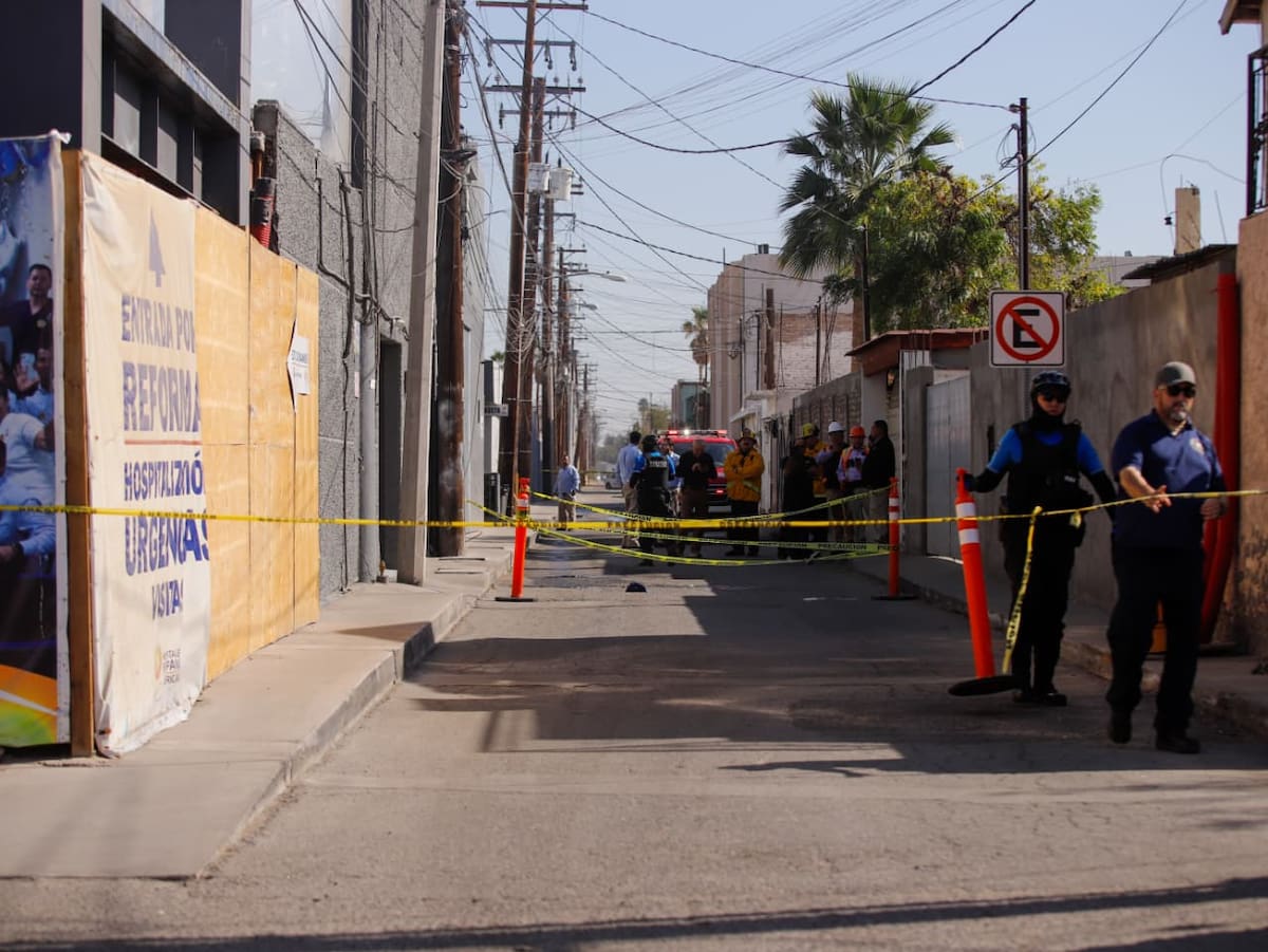 Un hombre que trabajaba en una obra de un hospital particular sufrió una descarga eléctrica y cayó desde una altura aproximada de 8 metros, quedando en estado grave. Foto: Johnny Morales