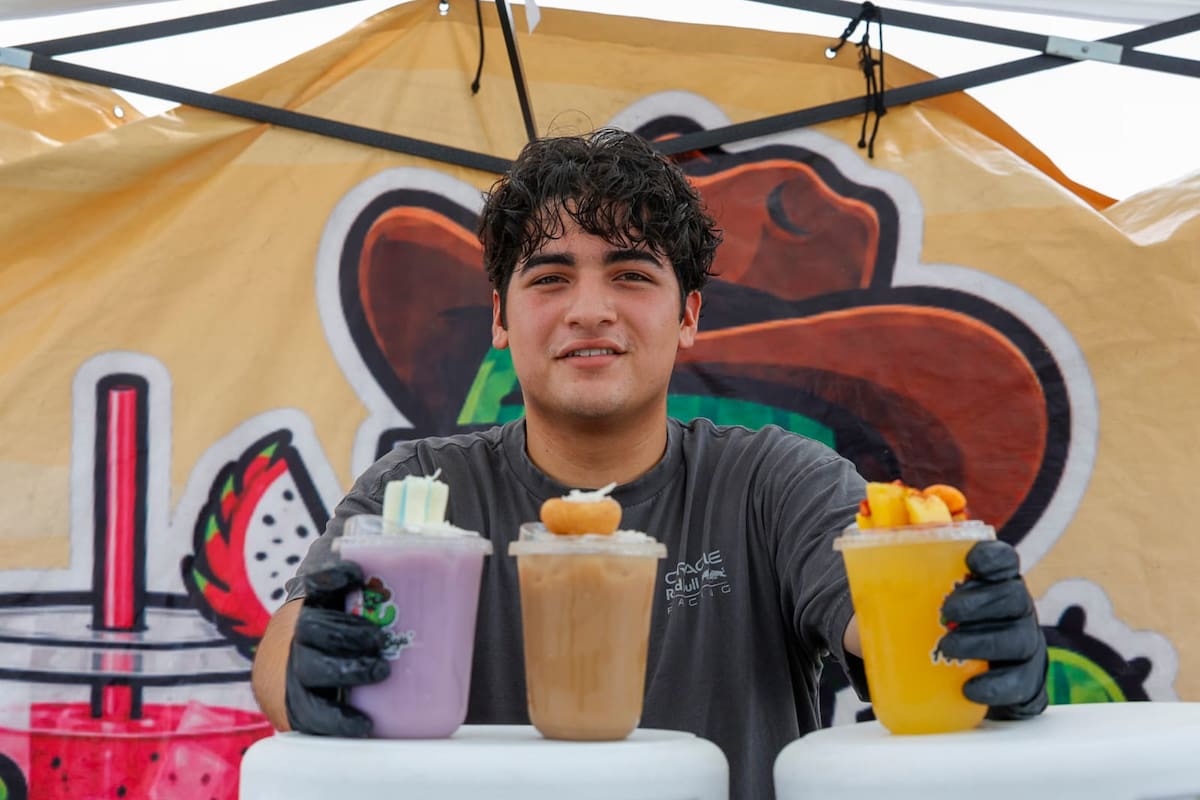 Estudiante emprende venta de aguas frescas de sabores únicos en Mexicali para generar su propio ingreso