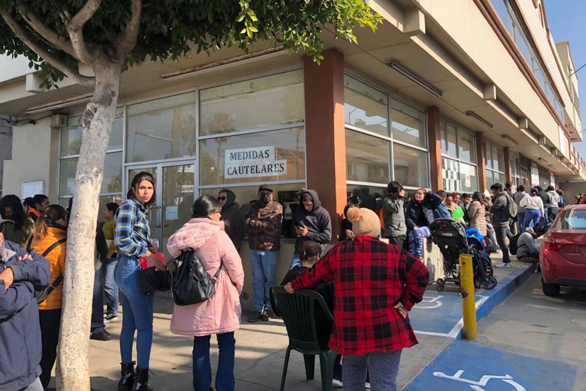 Largas filas se registran en oficinas del INE en Rosarito