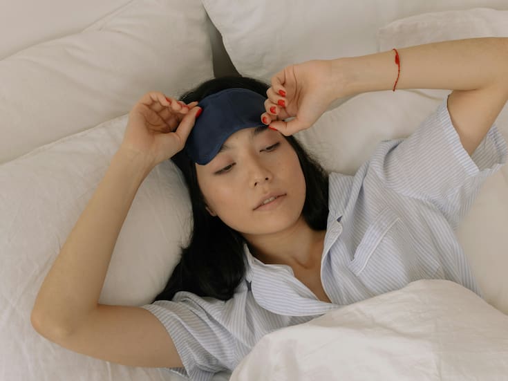 ¿Te despiertas siempre a la misma hora? Esto es lo que le pasa a tu cuerpo (y cómo solucionarlo)