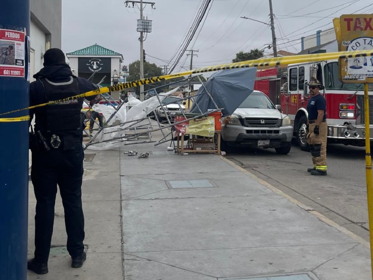 El accidente se registró cuando tres hombres colocaban ruedas en un andamio metálico, que sería utilizado para realizar trabajos de mantenimiento sobre una pared.