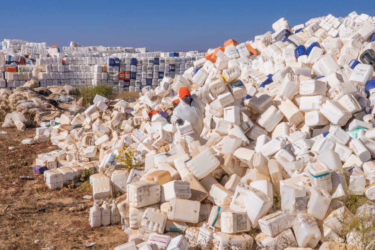 El abandono de envases de agroquímicos puede representar un riesgo de contaminación para los suelos y mantos acuíferos, además de posibles intoxicaciones. Foto: Cortesía