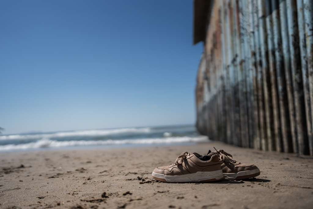 Bomberos atendieron un reporte al 9-1-1 sobre personas que intentaban cruzar hacia Estados Unidos por la zona del muro fronterizo; las seis personas fueron puestas a salvo y trasladadas para valoración médica. Foto: Border Zoom
