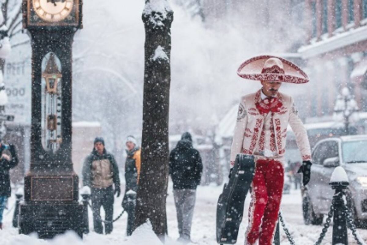 Captan a mariachi caminando bajo nevada en Vancouver