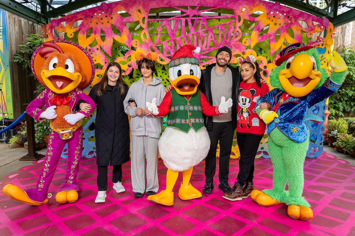 Jesse Huerta vive la magia navideña en familia en Disney California Adventure