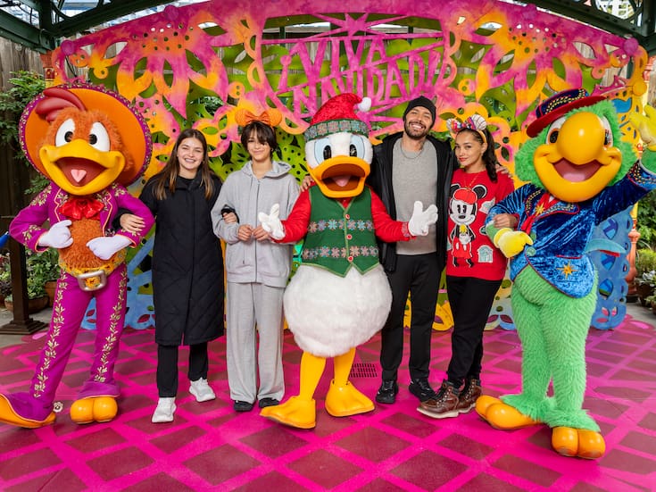 Jesse Huerta vive la magia navideña en familia en Disney California Adventure