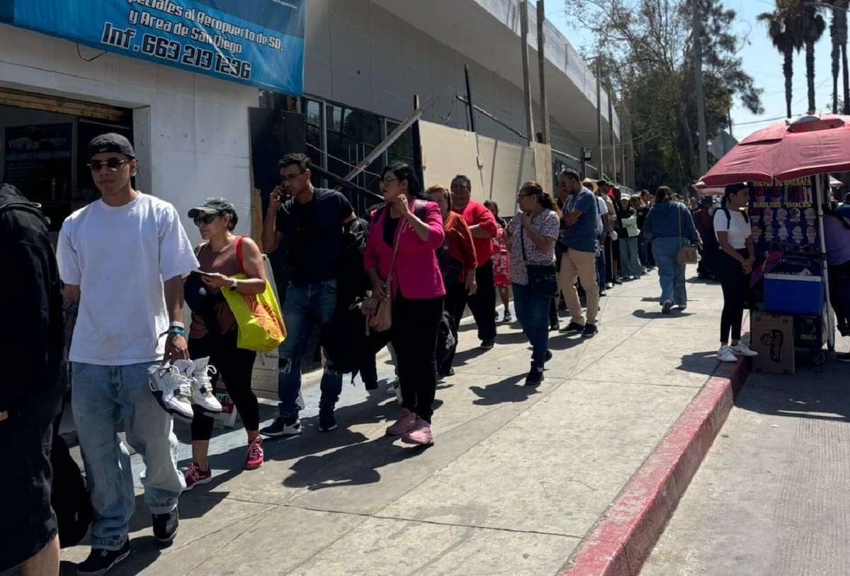 El retorno de los visitantes generó largas filas en las garitas. Foto: Lorena Salinas