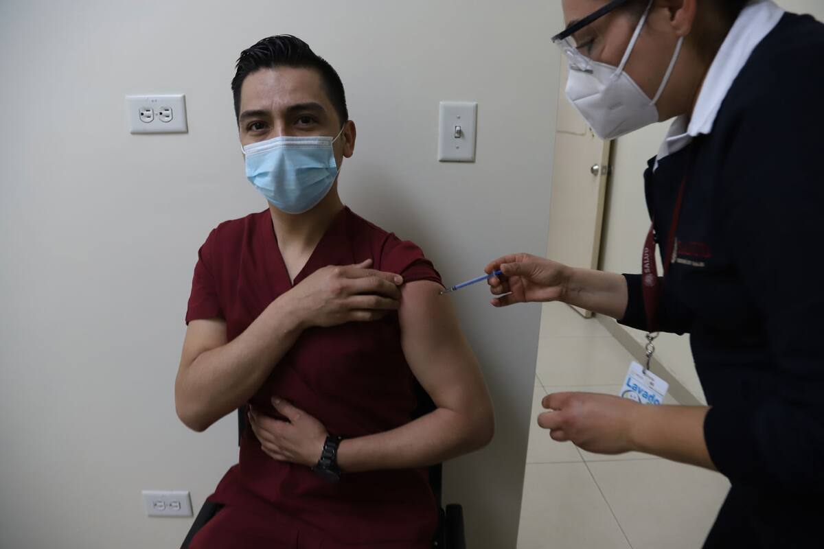 Personal médico recibe segunda dosis contra Covid