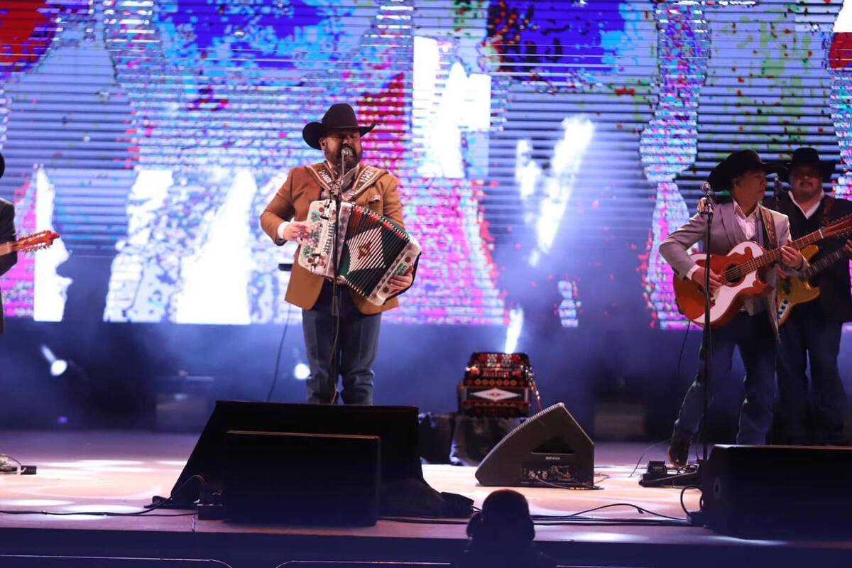 Corean miles de fanáticos éxitos de Intocable en Tijuana