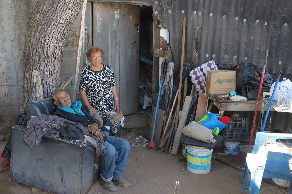 Ve pasar la vida bajo un mezquite y en un sillón