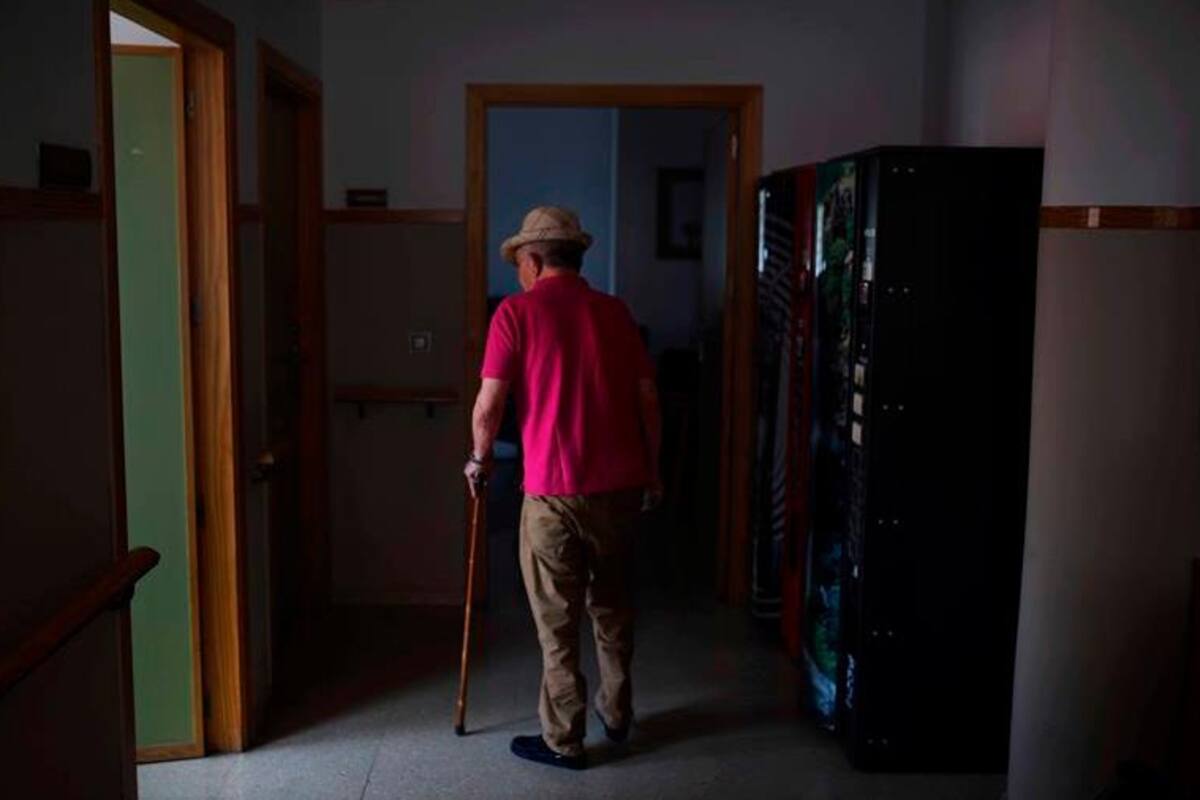 Inmigrantes en España pasan cuarentena con personas de la tercera edad con Covid-19