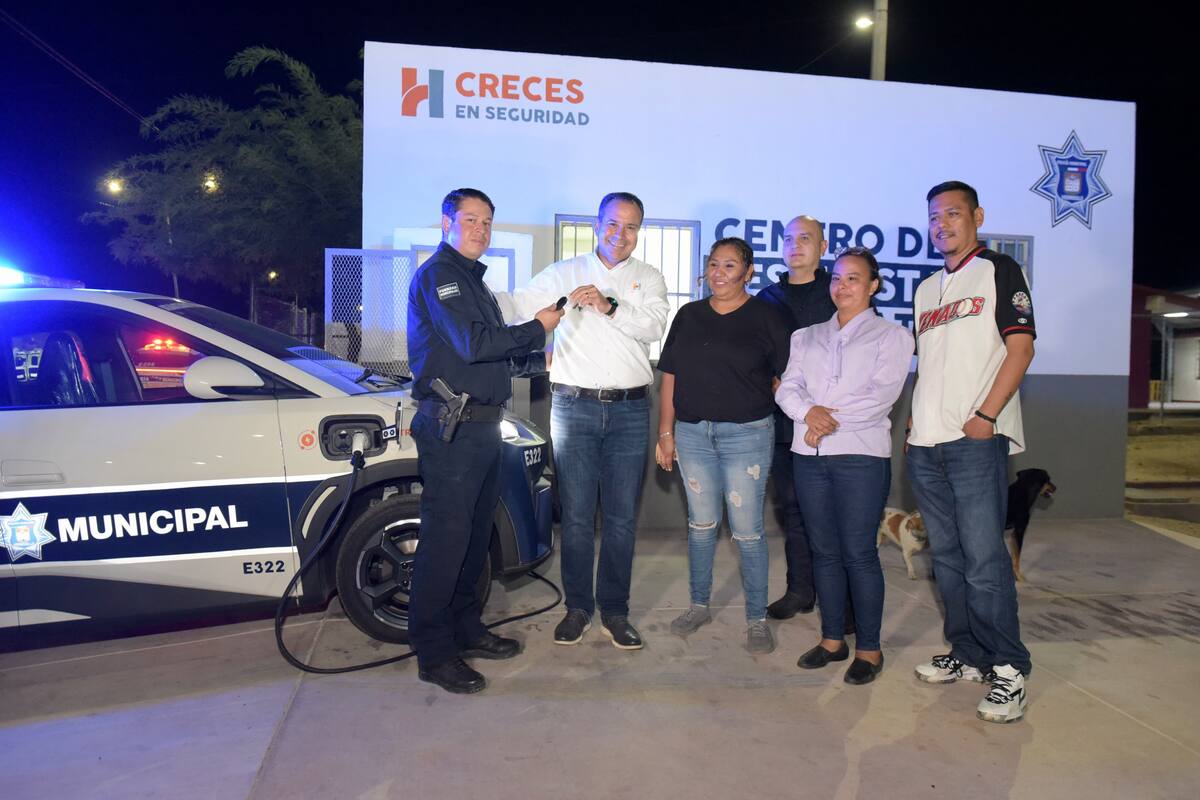 Entrega Astiazarán Centro de Respuesta Inmediata y patrulla en Villas del Sur