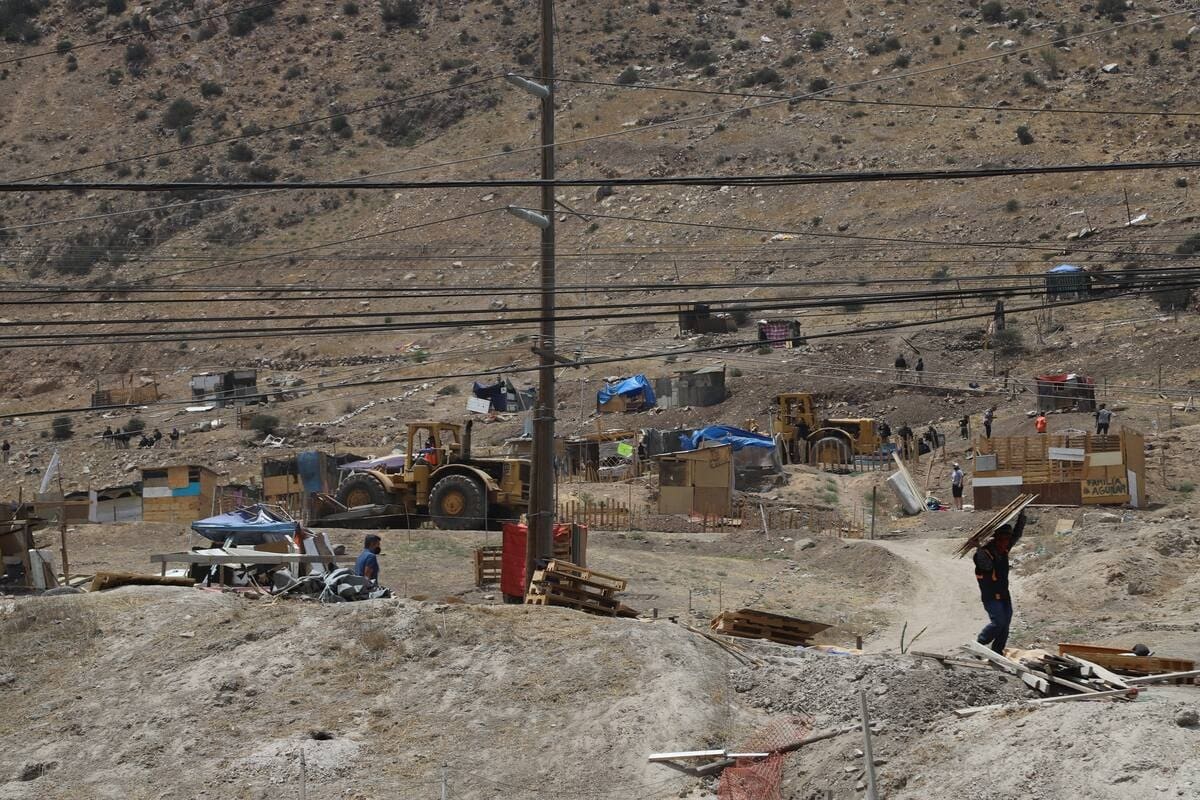 Limpian calles sin pavimento y tiraderos irregulares