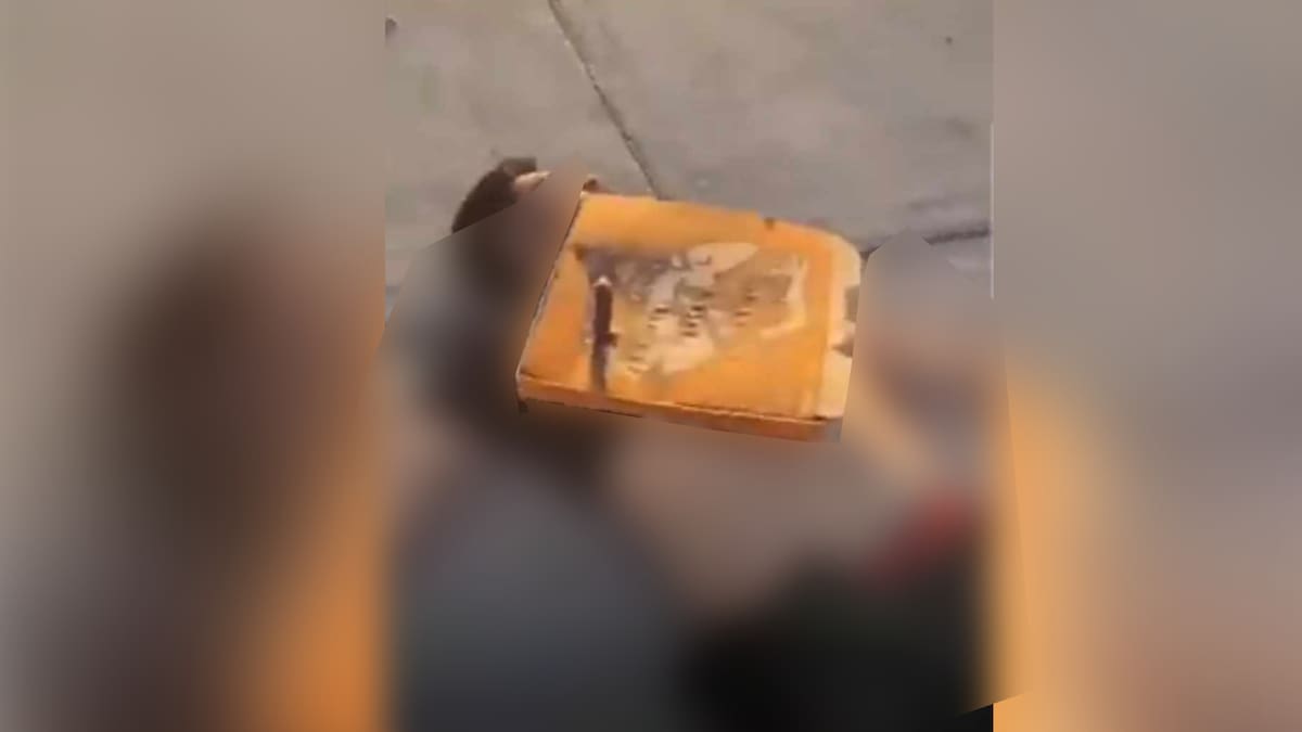 El cuerpo de una persona sin vida con una caja de pizza encajada, esto en Culiacán, Sinaloa. | Captura de pantalla