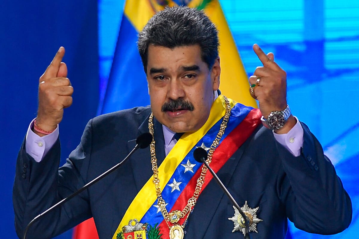 ARCHIVO - En esta fotografía del 22 de enero de 2021, el presidente venezolano Nicolás Maduro habla durante una ceremonia en Caracas. Los familiares de un político opositor venezolano que fue encontrado muerto después de ser detenido por la policía de inteligencia de su país presentaron una demanda en Estados Unidos contra Maduro y algunos de sus estrechos colabores en la que los acusan de liderar una organización delictiva que tortura y asesina a sus enemigos. (AP Foto/Matias Delacroix, Archivo)