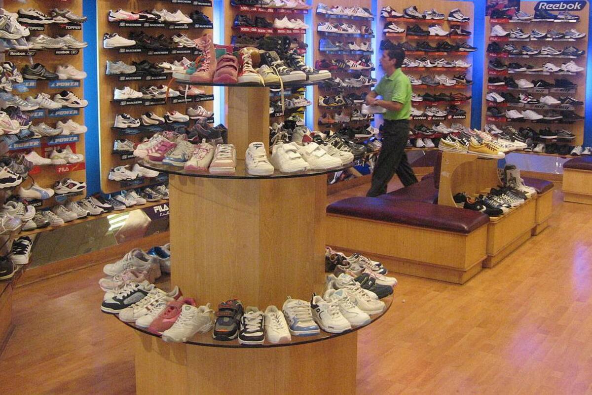 Lanza cajas de zapatos a empleada que le pidió usar cubrebocas
