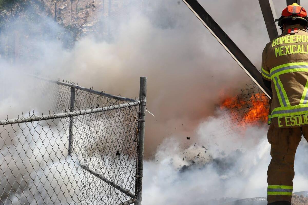 Incendio de basura a un costado del FEX