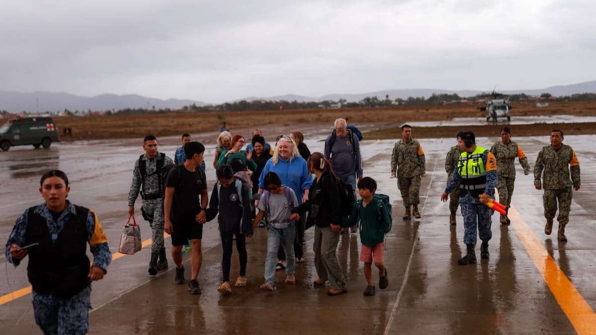 Realizan rescates en helicóptero de familias aisladas por lluvias en Ensenada