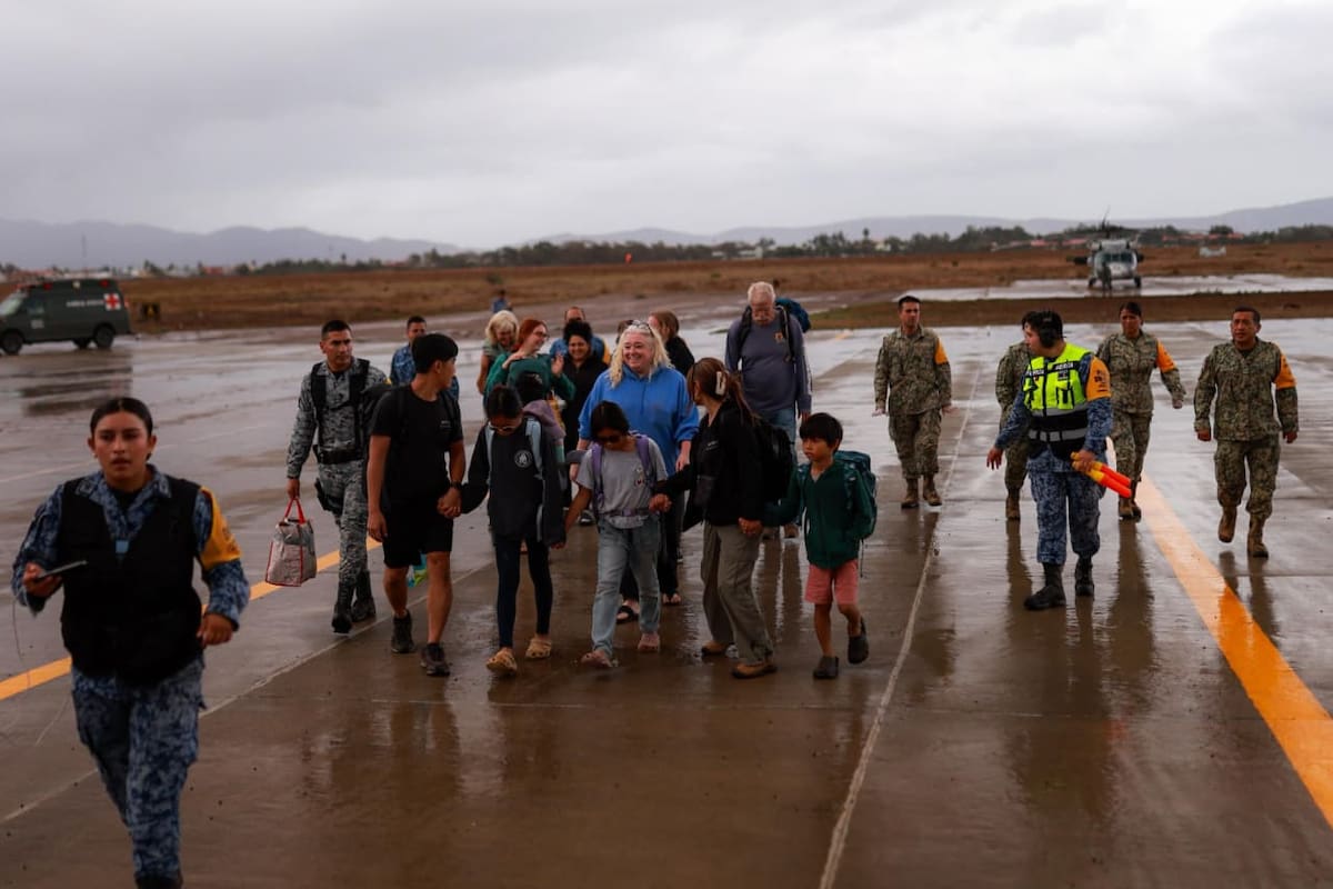 Realizan rescates en helicóptero de familias aisladas por lluvias en Ensenada
