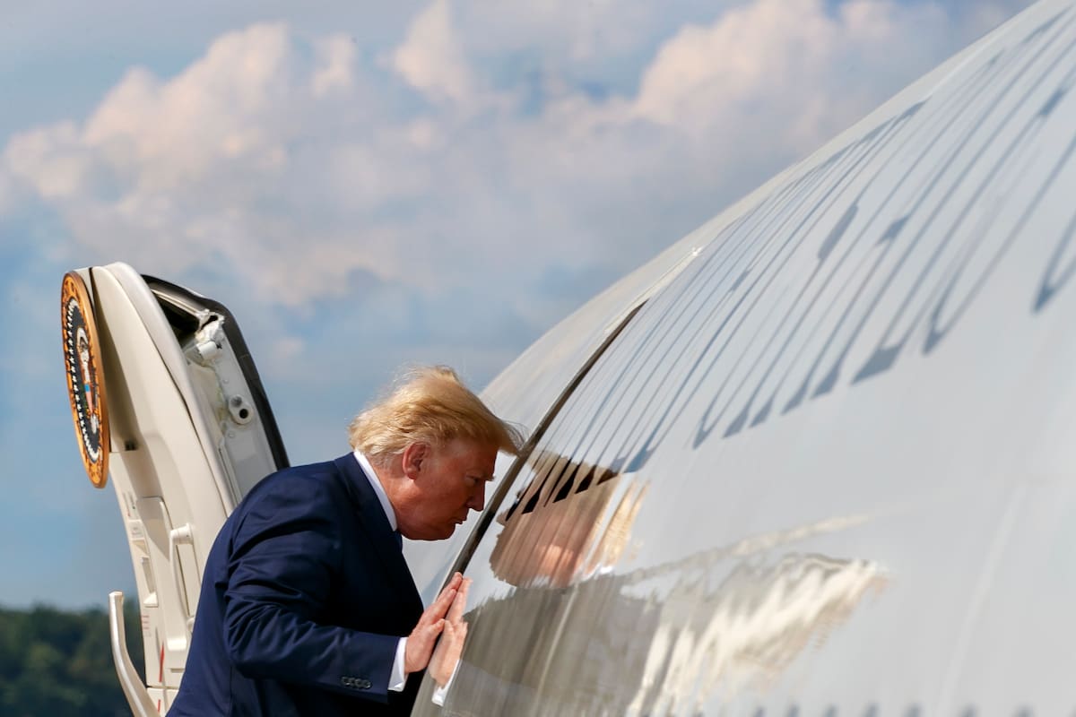 El presidente estadounidense Donald Trump abordando el Air Force One el viernes 2 de agosto del 2019 en la Base Aérea Andrews en Maryland. (AP Photo/Jacquelyn Martin)