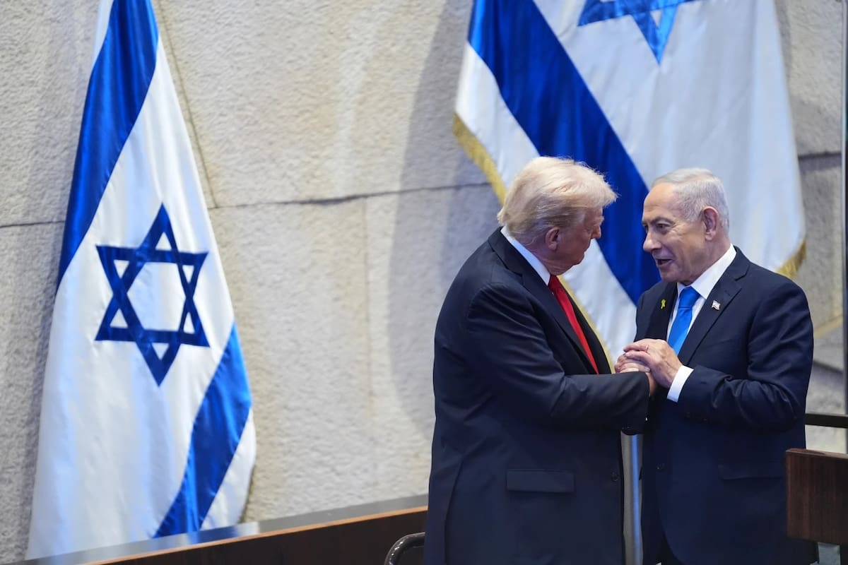 El presidente Donald Trump conversa con el primer ministro israelí, Benjamin Netanyahu, en la Knéset, el parlamento israelí, el lunes 13 de octubre de 2025, en Jerusalén. | Crédito: AP/Evan Vucci, Pool