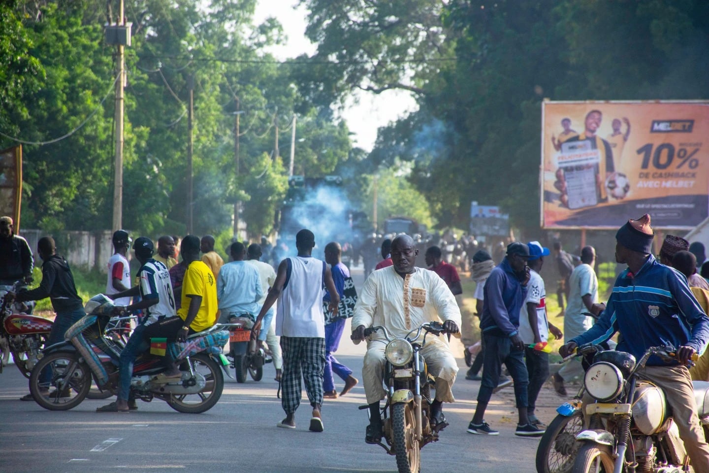 Protestan en las calles de Garoua, Camerún, el domingo 26 de octubre de 2025. | Crédito: AP/Welba Yamo Pascal
