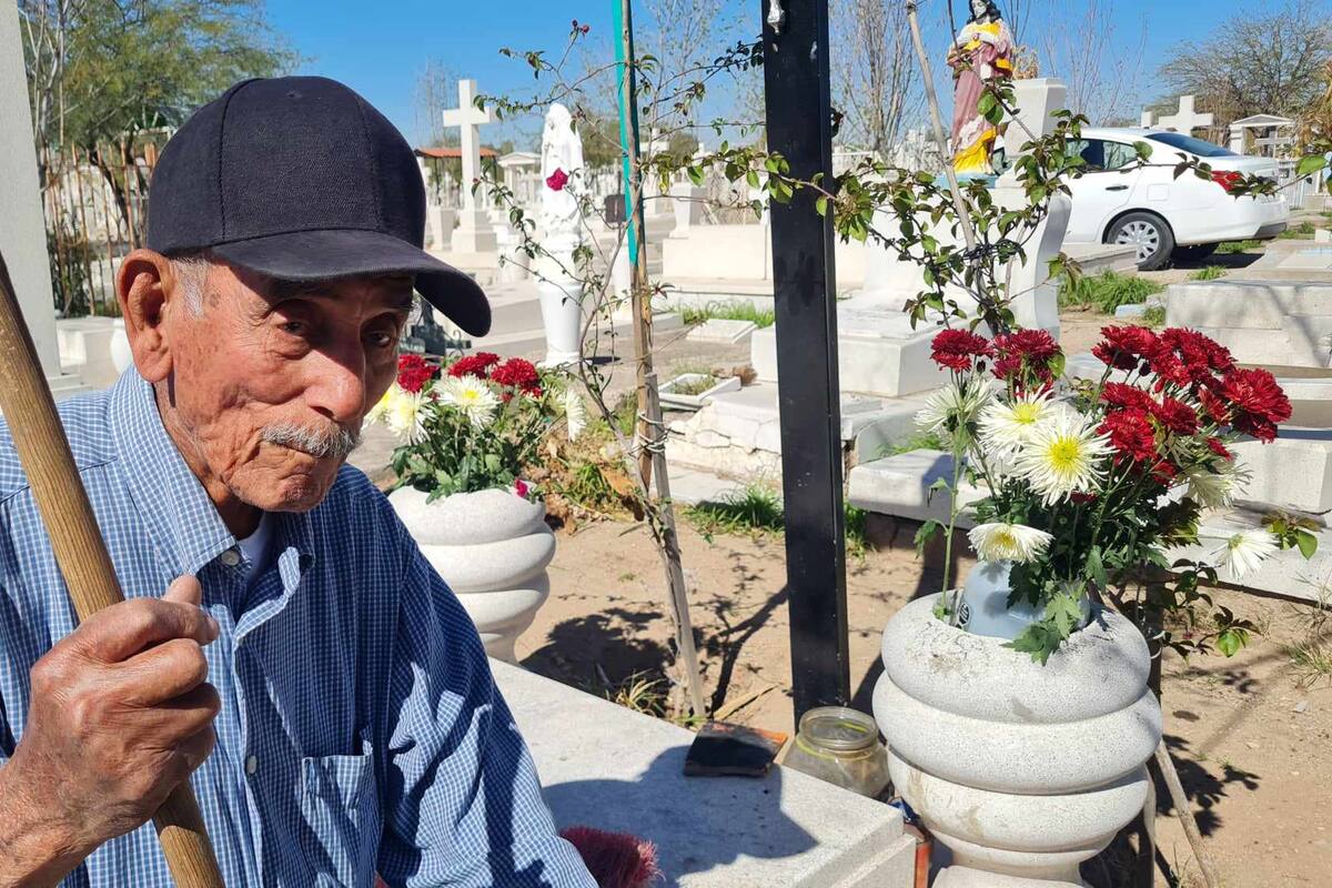 Mariano Corrales visita a su difunta esposa en el panteón Yáñez por San Valentín: “No la abandono nunca”