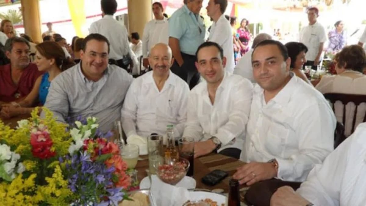 Gil Zuarth junto a miembros del PRI como Javier Duarte y Carlos Salinas de Gortari.