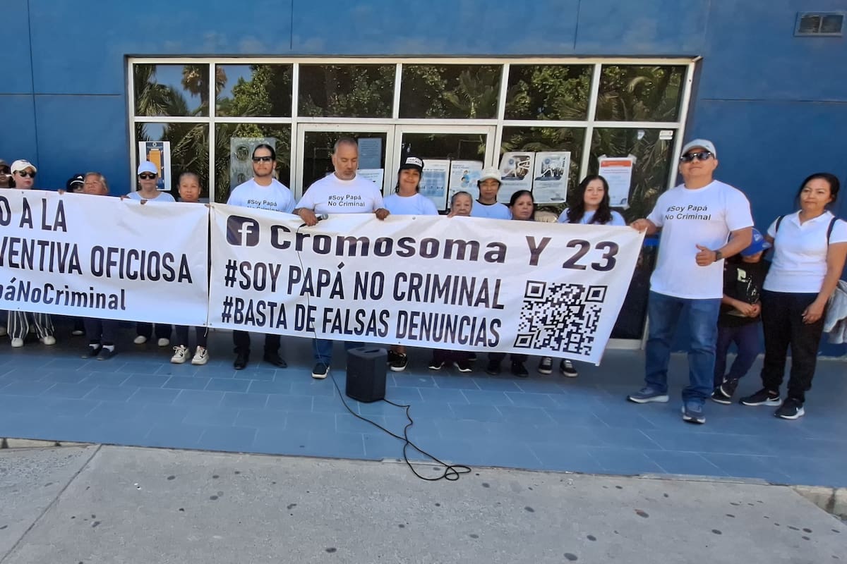 Padres de familia protestan frente a FGE para que se les permita ver a sus hijos