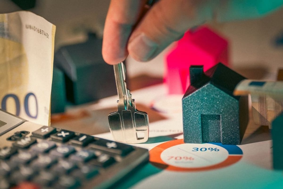 Qué dicen las teorías de los ganadores del Premio Nobel de Economía 2026 sobre cómo las expectativas de las familias moldean el consumo los créditos hipotecarios y la inflación durante los periodos de crisis