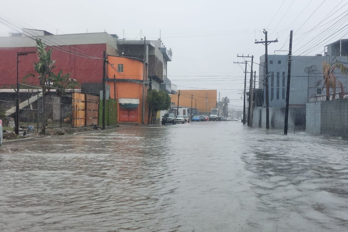 Lluvias en Tijuana traen inundaciones y cortes de luz