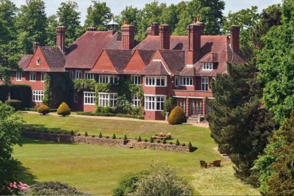 La mansión Lock House, en West Sussex, enfrenta rumores de estar embrujada tras un comentario de Adele en 2012. / Foto: Especial