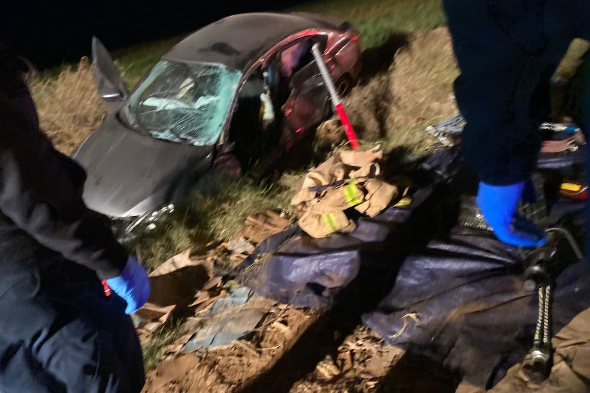 Dos mujeres y un niño quedan atrapados tras choque contra tráiler