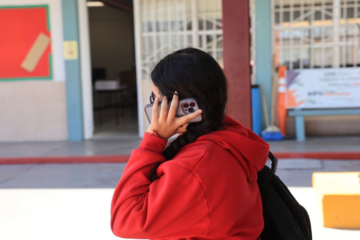 Adiós al celular en las escuelas: piden a padres respaldar la medida