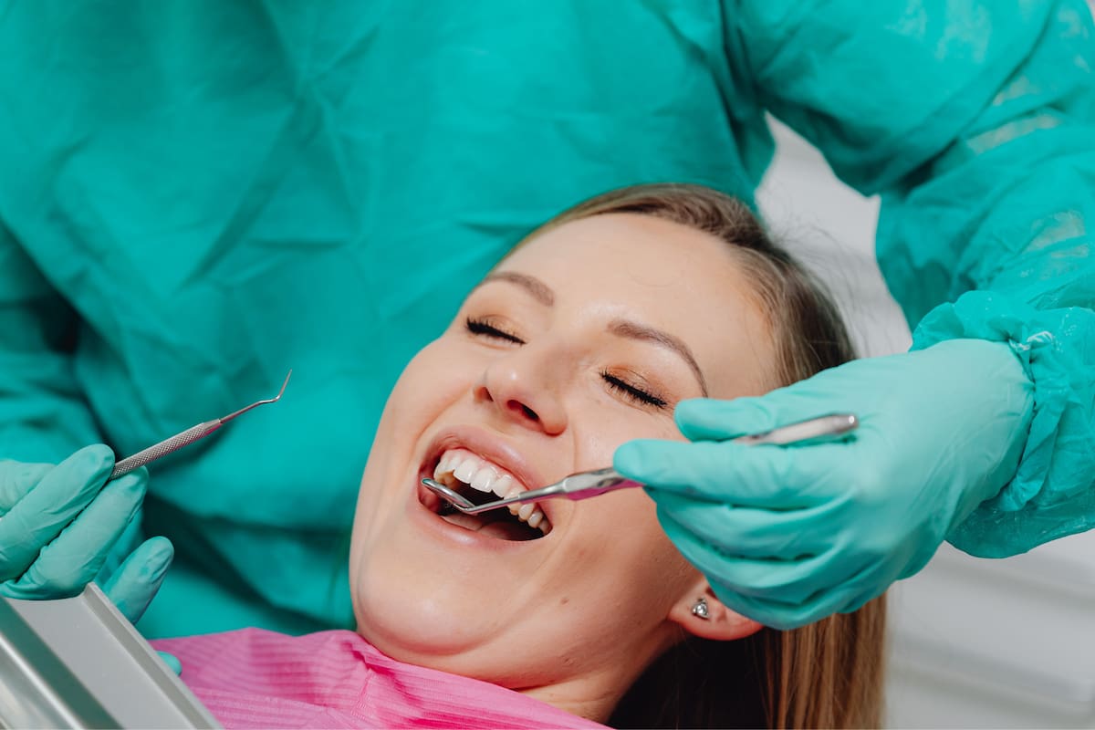 Un tratamiento dental que podría reducir riesgos cardíacos y metabólicos, según expertos