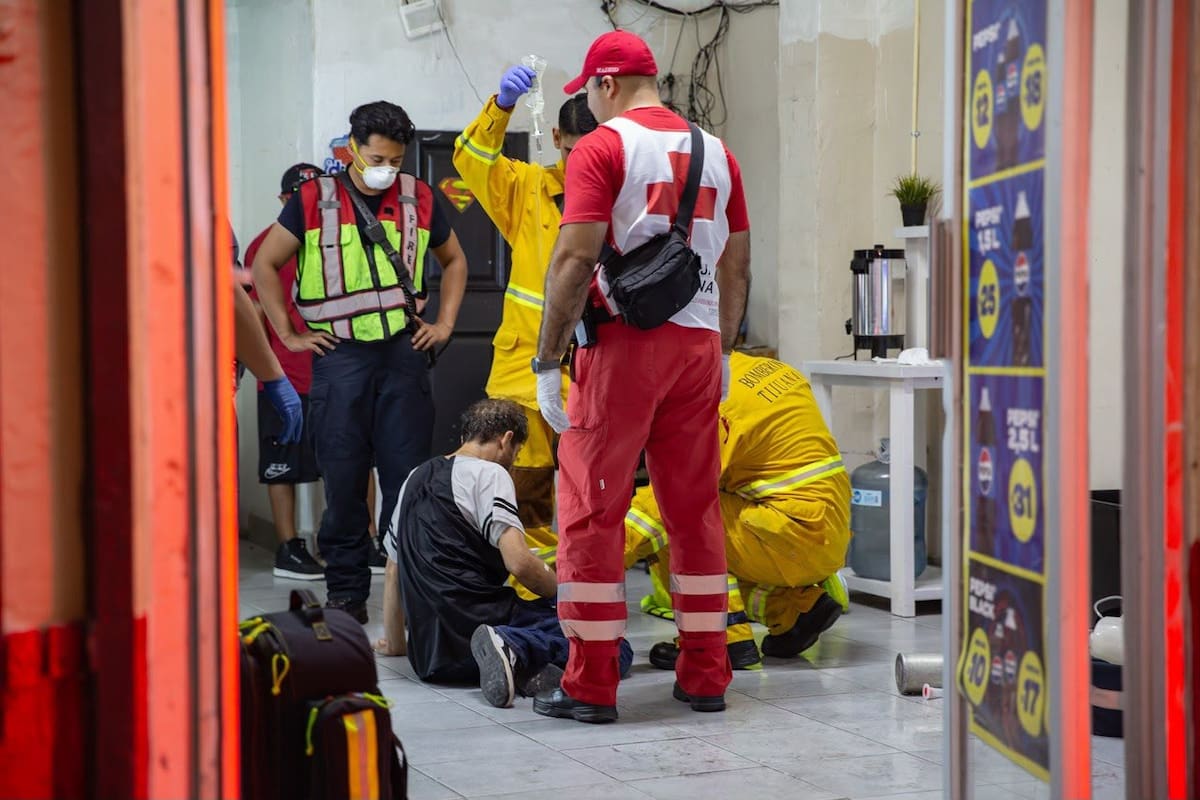 Paramédicos de la Cruz Roja y Bomberos atendieron a un hombre que sufrió una presunta sobredosis dentro de una tienda de abarrotes en la Zona Centro.
Fotos: Arturo Rosales/ Boder Zoom.