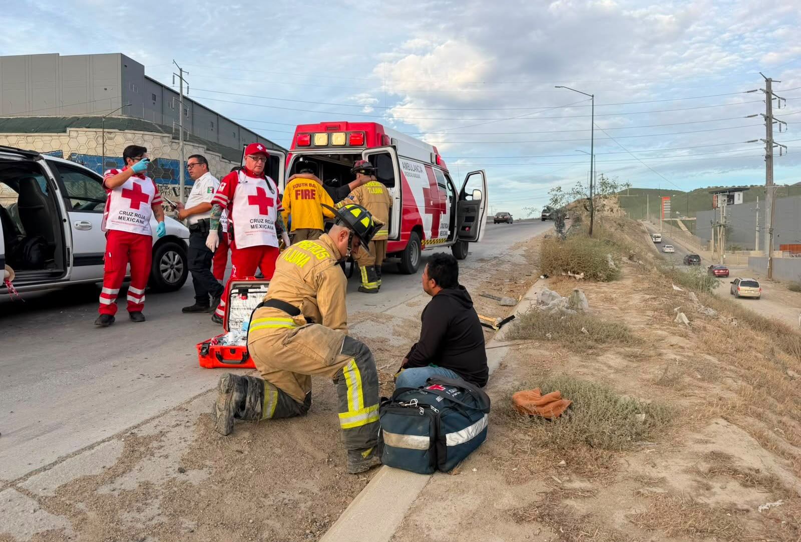 Elementos de Cruz Roja y Bomberos atendieron a las personas afectadas tras el accidente, que también provocó congestionamiento en dirección a Natura. Foto: Cortesía / Border Zoom