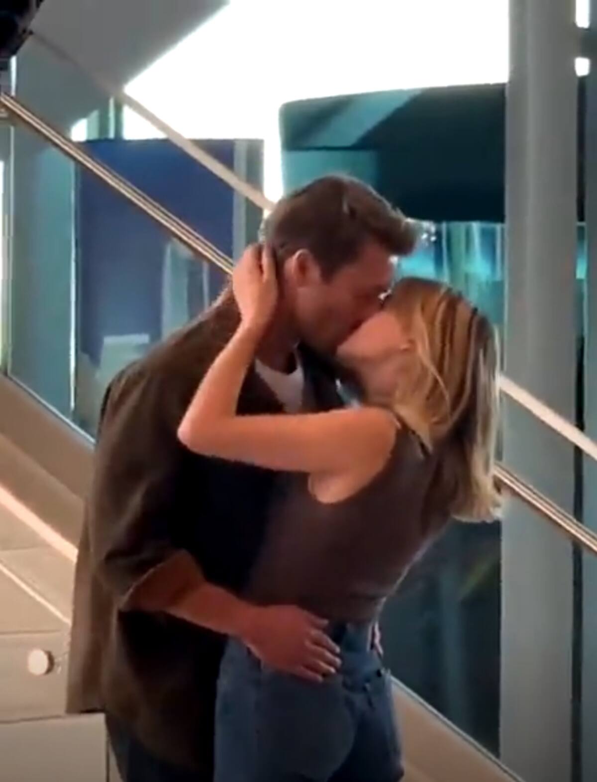 beso glen Powell y Daisy Edgar-Jones