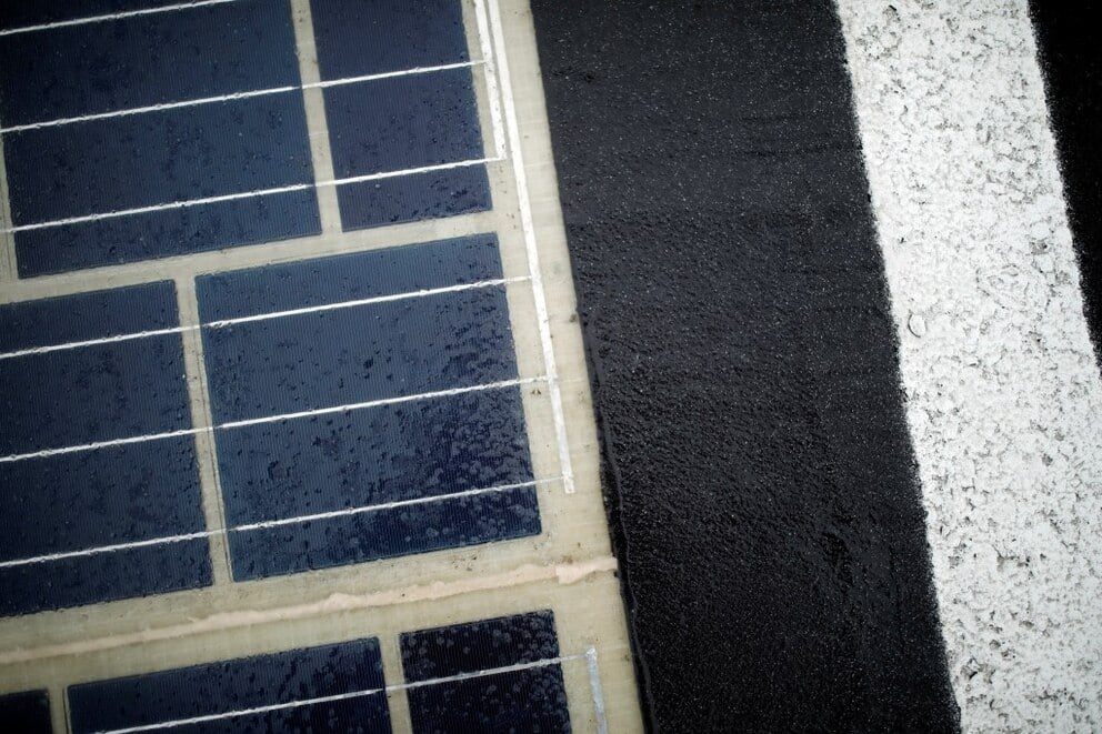 Los paneles sufrieron daños por el tráfico constante, la suciedad y el paso de maquinaria agrícola, reduciendo su producción de energía. Foto: Reuters